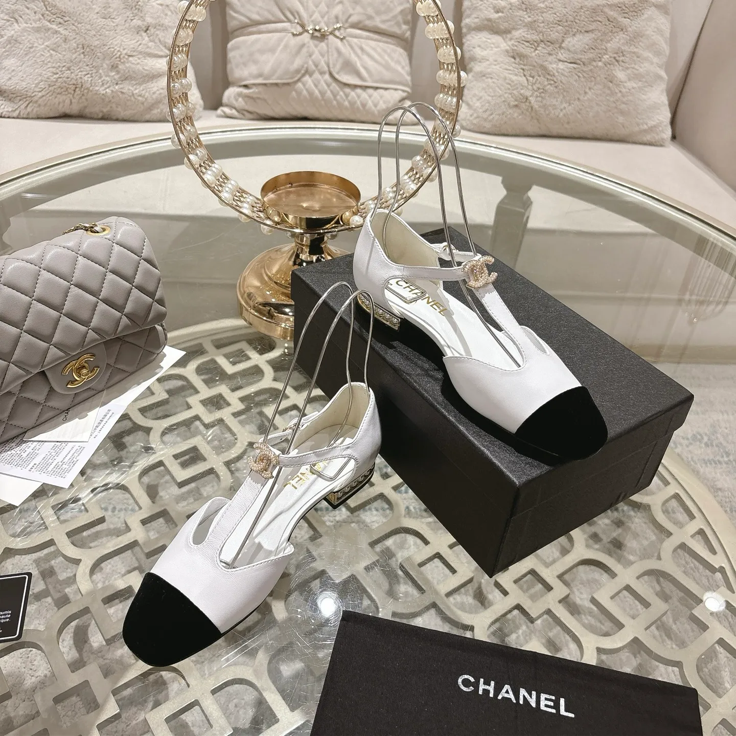 👟👟Ex-factory price 560👟👟 25ss early autumn new Xiaoxiang Chanel pearl double C buckle T-strap Mary Jane shoes pearl heel buckle shoes doll shoe design is so cute 💥The daughter of a rich family has the sense of sight, retro sweetness and age reduction! Mary Jane's unique noble texture allows you to practice various combinations of beauty. Beauty and comfort coexist. Who can not be tempted? The high-end simple style will never go out of style when worn again and again. It vividly interprets the charm of the exclusive fragrance. More possibilities for shaping. Original molded hardware buckle. Upper: lambskin. Lining: sheepskin. Outsole: genuine leather outsole imported from Italy. Size: 35-39 (40.41 custom-made, non-refundable).